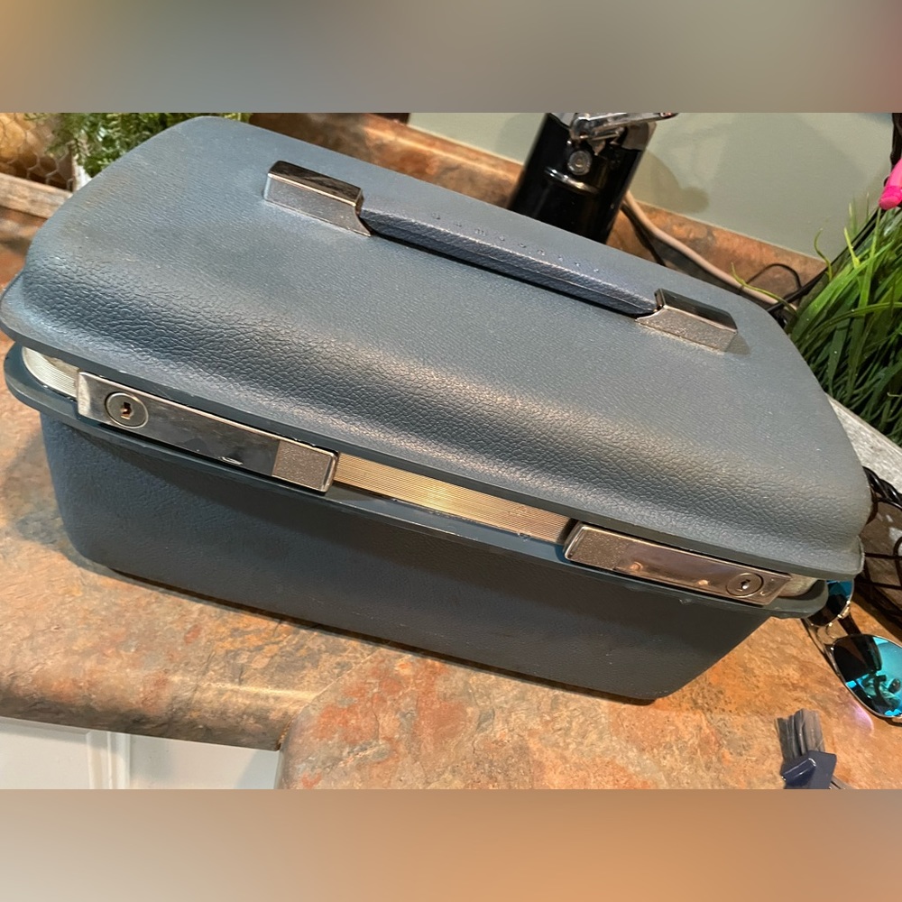 VTG. Carry On Luggage, Blue Samsonite Saturn II, Hard shell! Durable! Sturdy!
